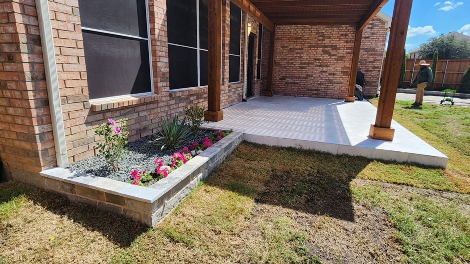 covered-patio-chopped-stone-planter-black-rock-flowers-frisco-prosper-tx