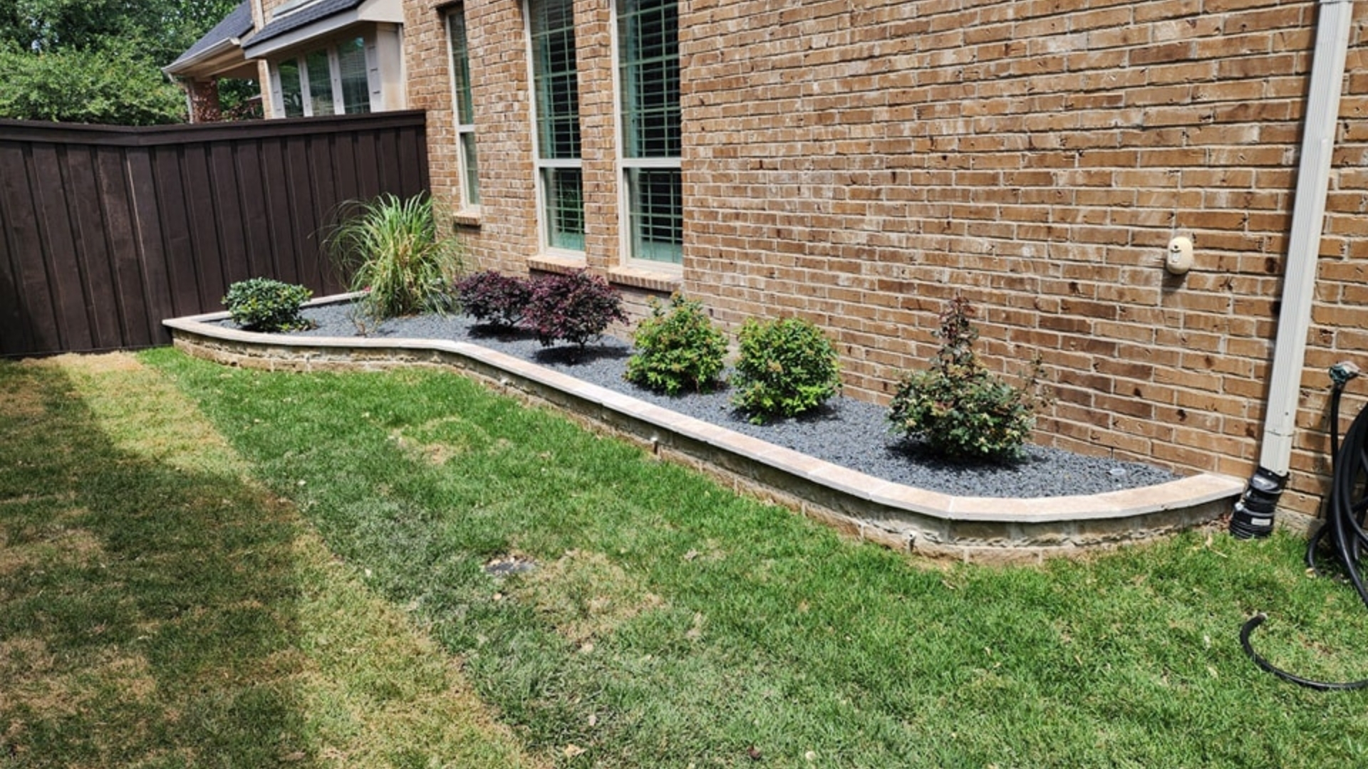 curved-chopped-stone-foundation-bed-black-rock-frisco-plano-tx