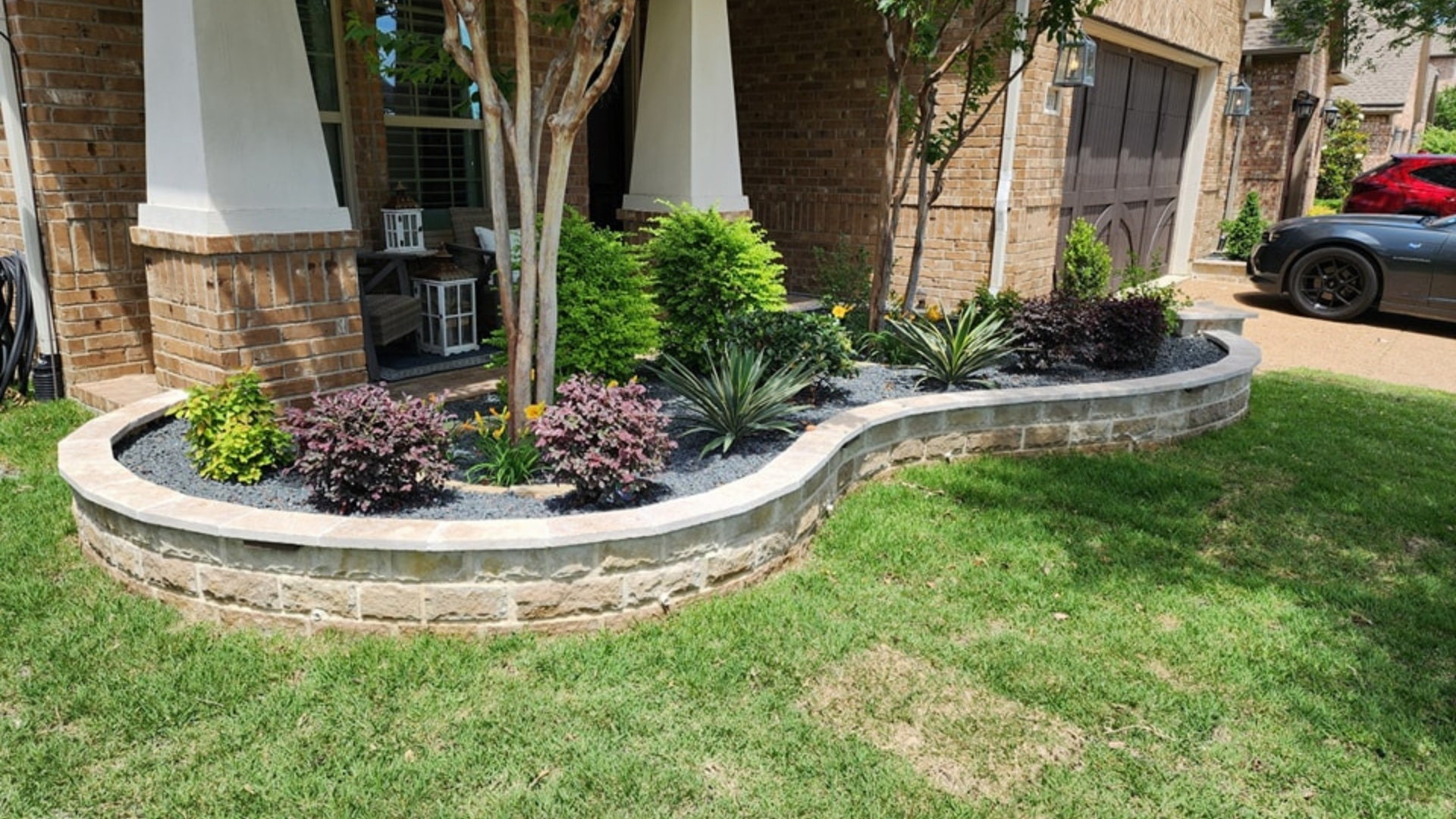 curved-chopped-stone-planter-black-rock-driveway-frisco-mckinney-tx