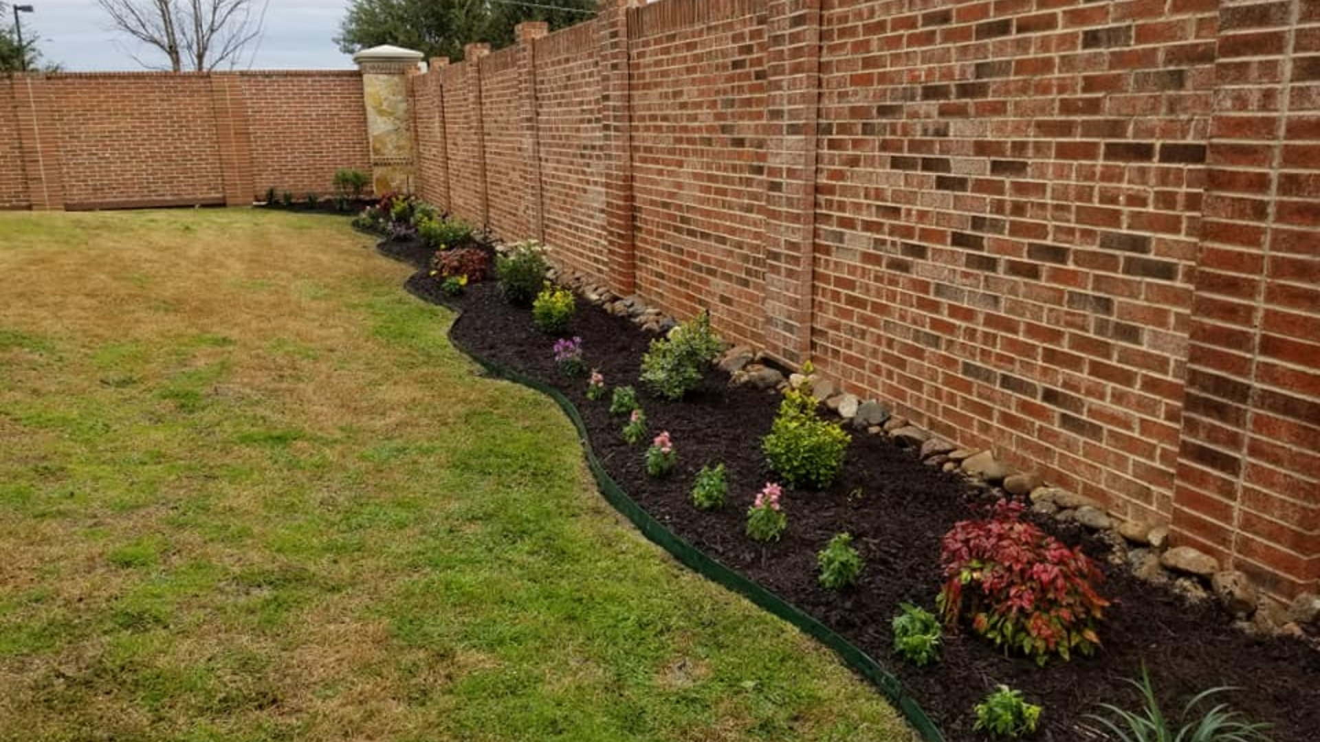 custom-flower-bed-stone-border-mulch-north-texas