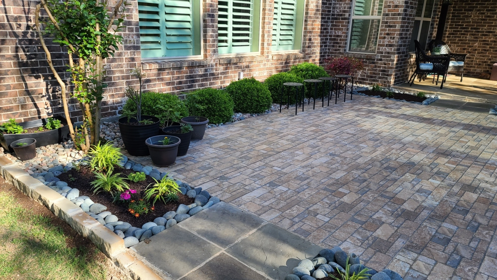 travertine-patio-river-rock-accent-planters-mckinney-frisco-tx