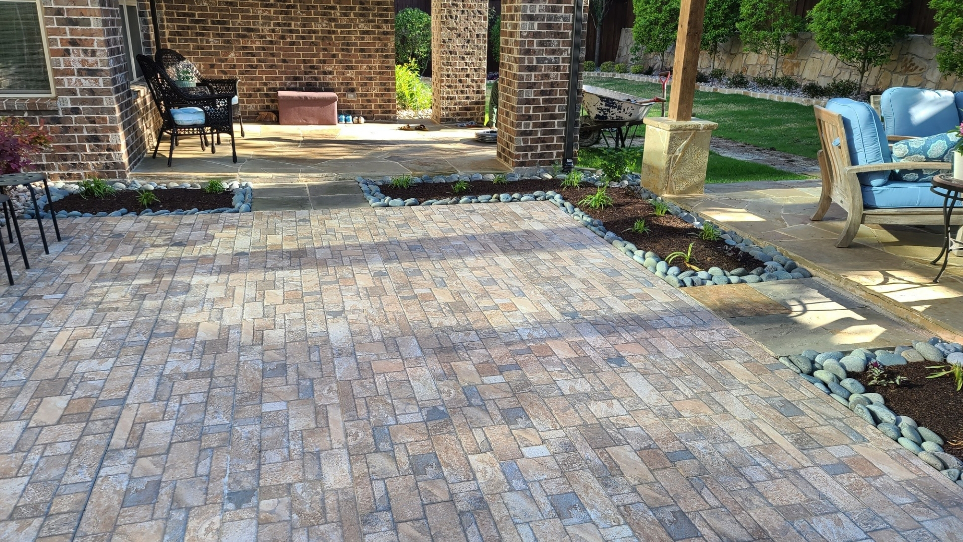 travertine-style-paver-patio-river-rock-borders-prosper-frisco-tx